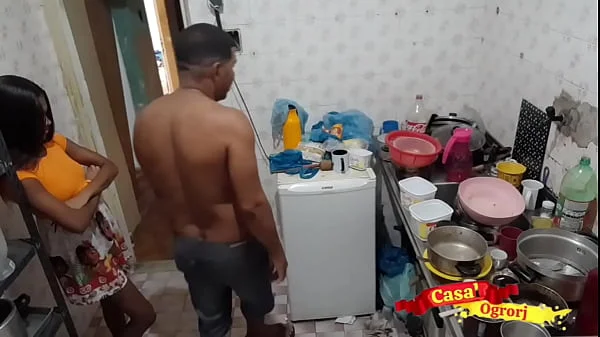 Uma pequena enteada fofa sendo fodida pelo padrasto na cozinha