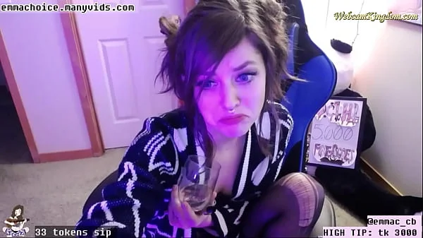 Skinny streamer flashing tits and ass on webcam