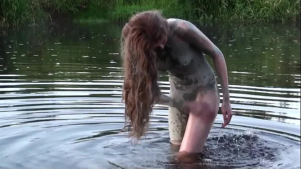 Nicole Turns Her Nude Skin Into Body Art With Mud