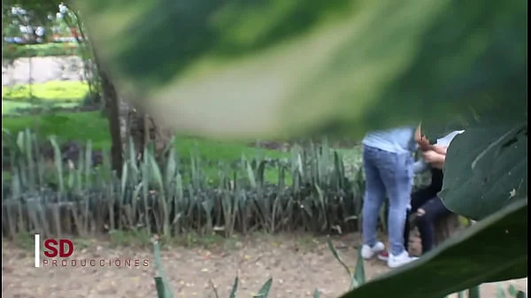 ESPIANDO A UNA PAREJA EN EL PARQUE PUBLICO